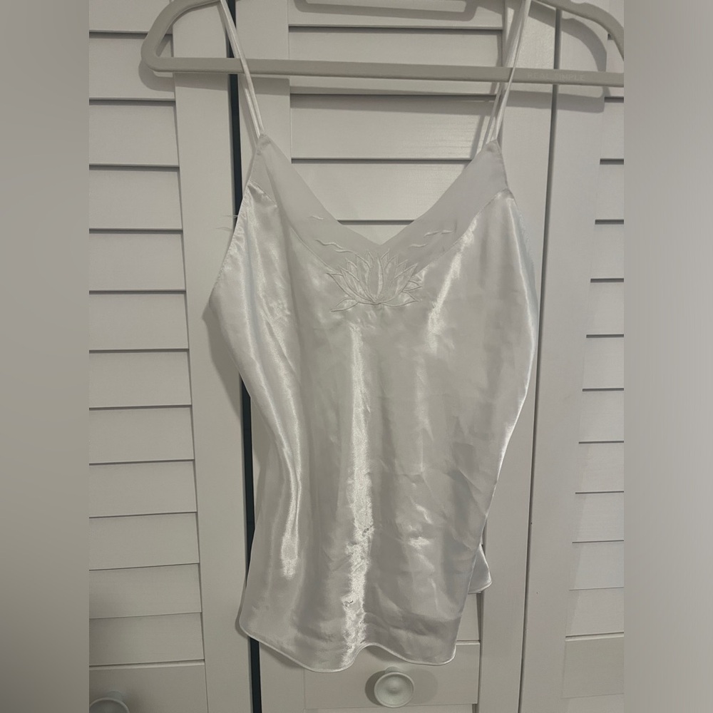 Silky white top